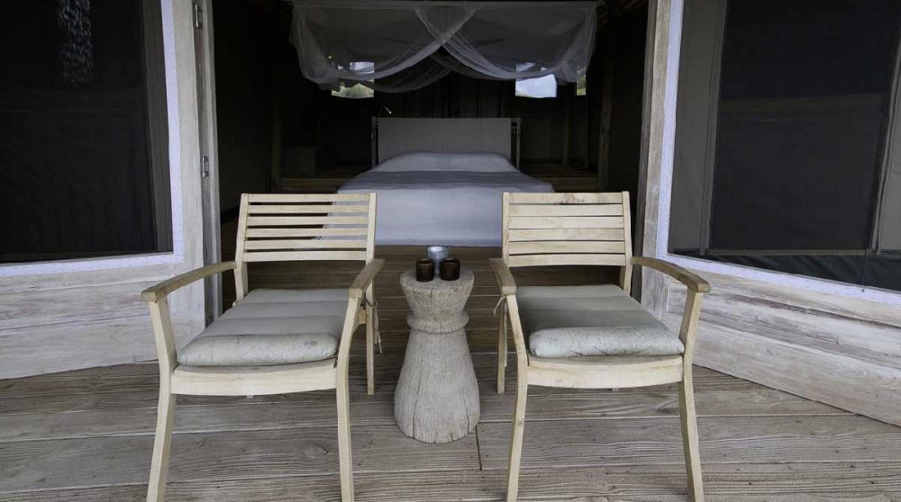 Fauteuils devant une tente dans le Damaraland