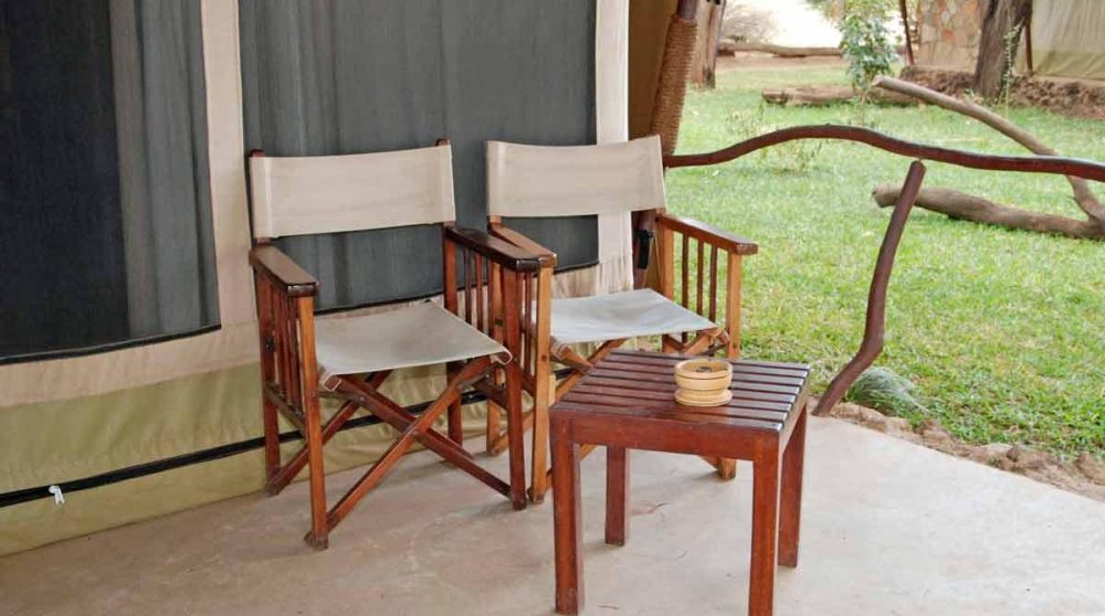 Fauteuils devant une terrasse à Samburu