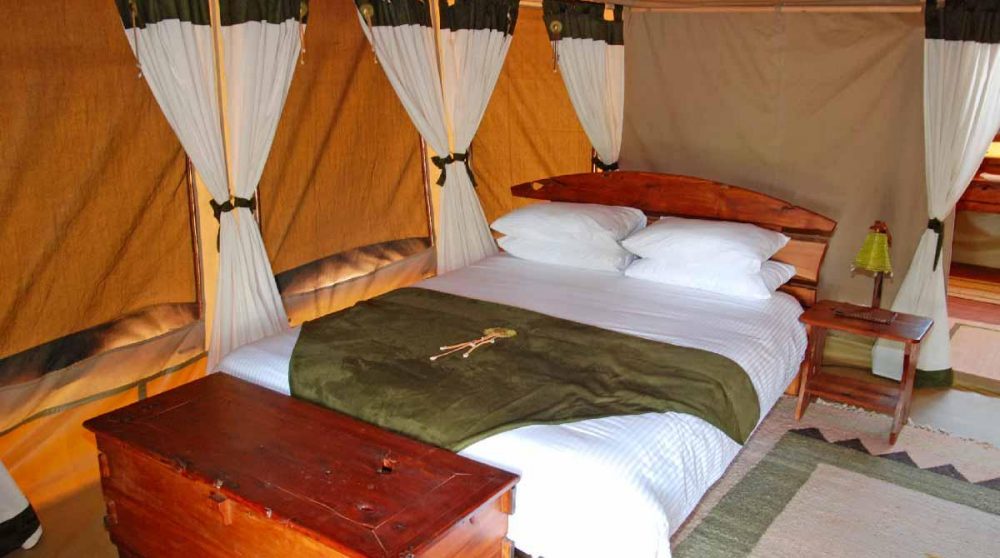 Lit dans une tente à Samburu