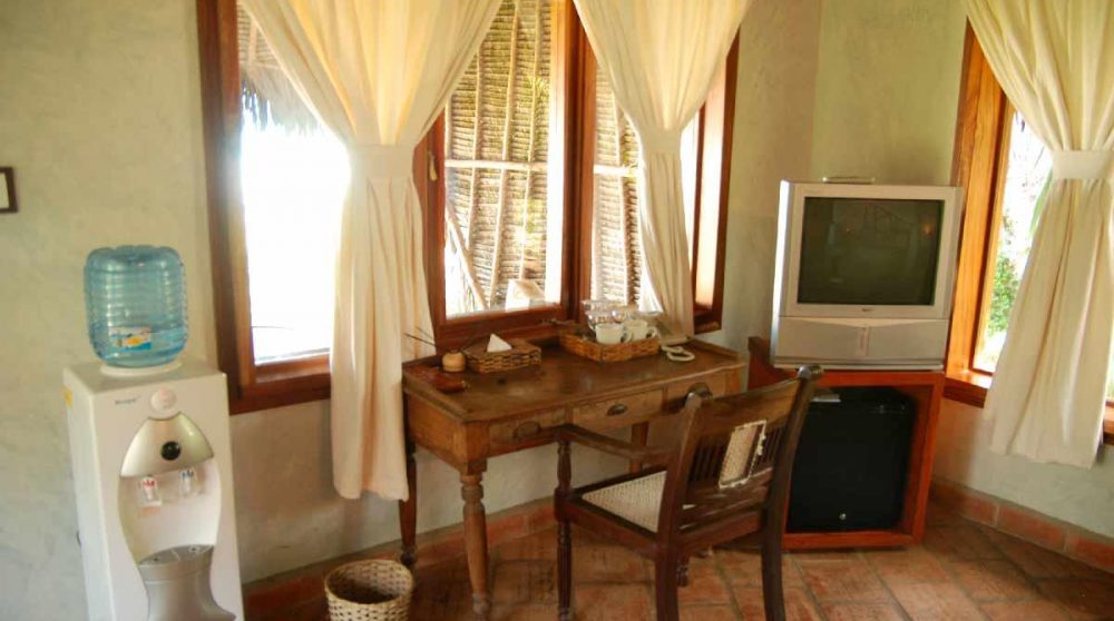 Le coin bureau avec télévision au Kenya