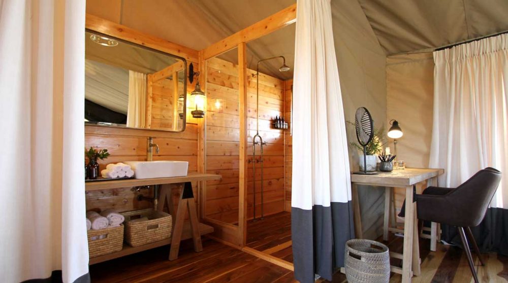 La salle de bains et la douche