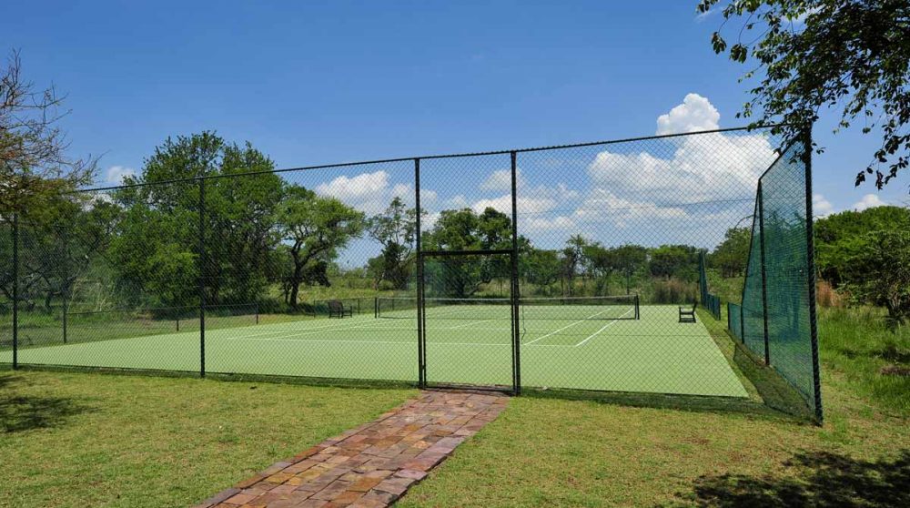Court de tennis du lodge dans le Serengeti