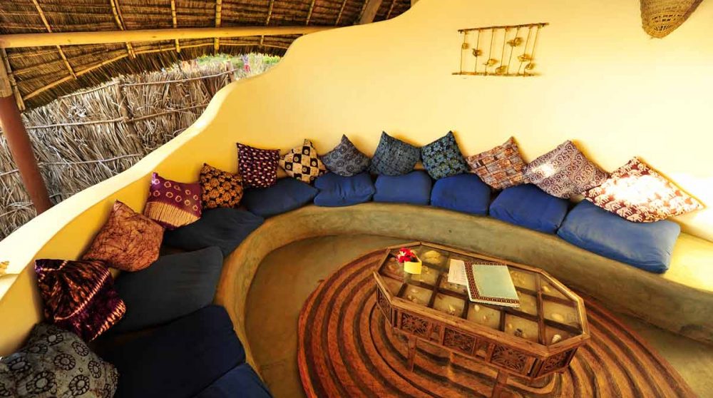 Banquette pour se détendre au lodge en Tanzanie