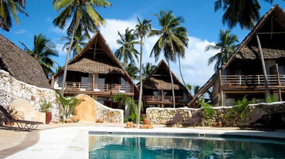 La piscine et les balcons des chambres