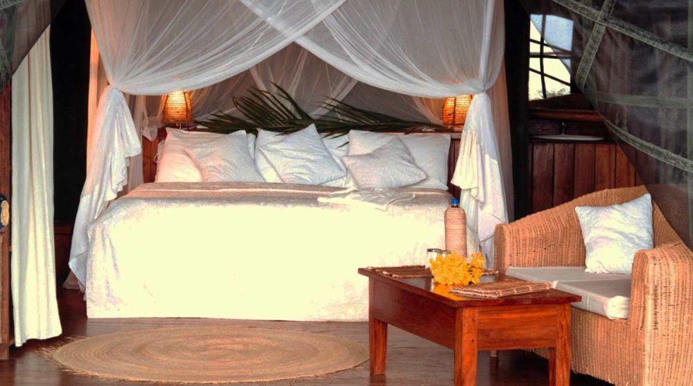 Le lit dans une chambre standard à Zanzibar