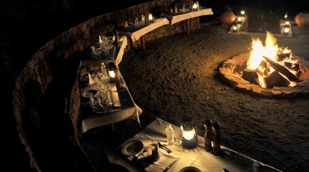 Diner autour d'un boma le soir dans le Kwazulu Natal