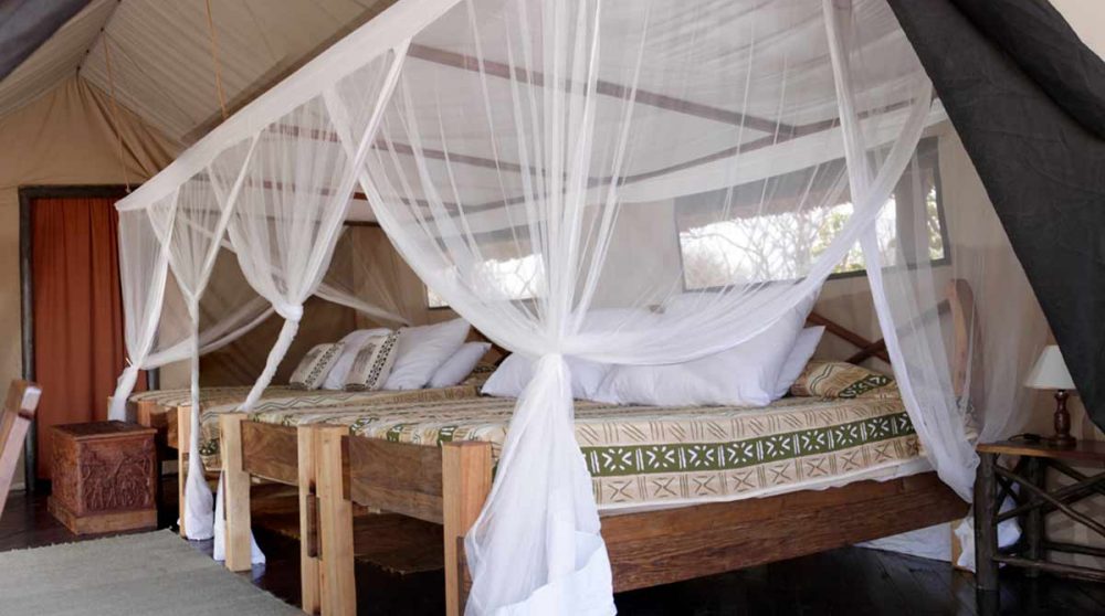 Chambre avec trois lits