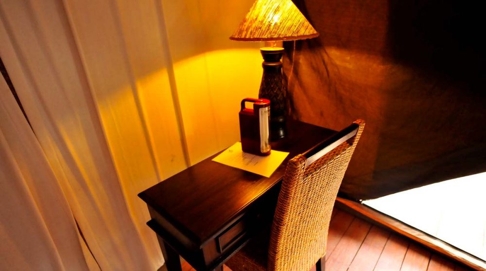 Coin bureau dans une tente