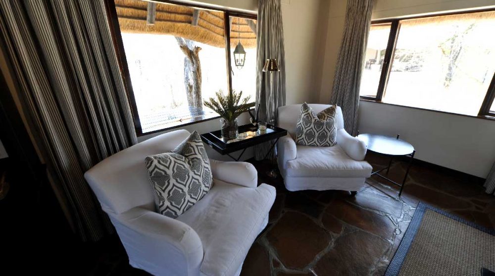 Fauteuils dans une chambre