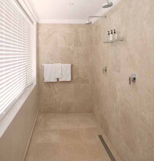 Autre vue de la salle de bains d'une Clarendon Suite