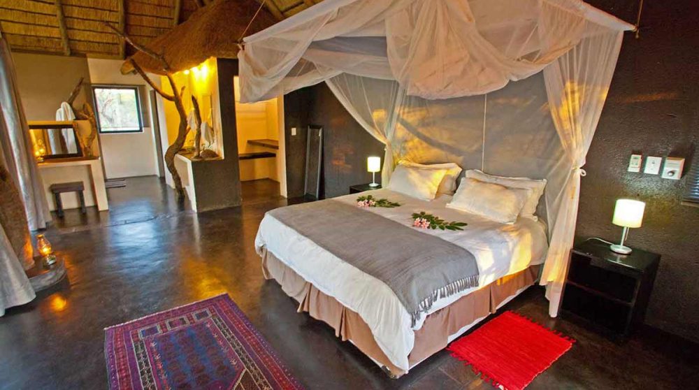 Le lit et la salle de bains