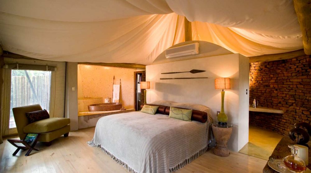 Un lit dans une chambre