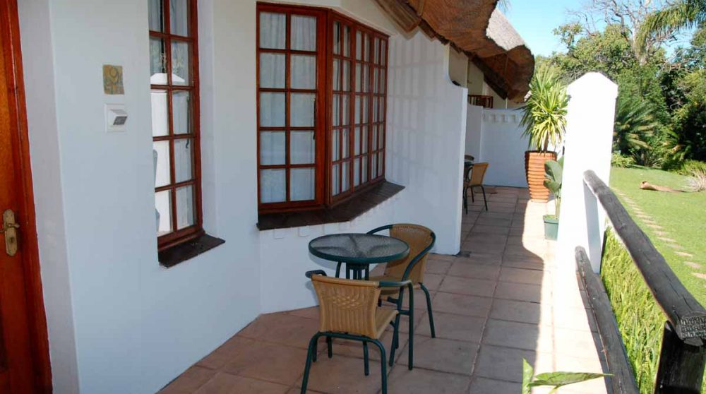 Terrasse devant les chambres