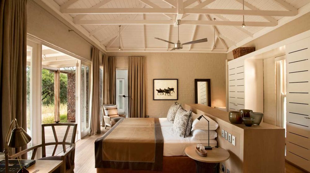 Une chambre avec une terrasse