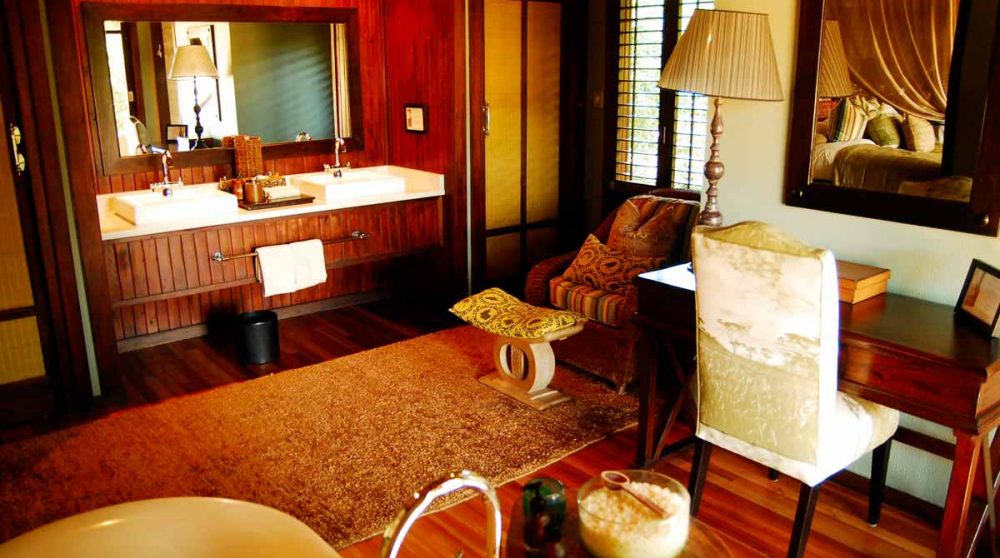 La chambre avec la salle de bains