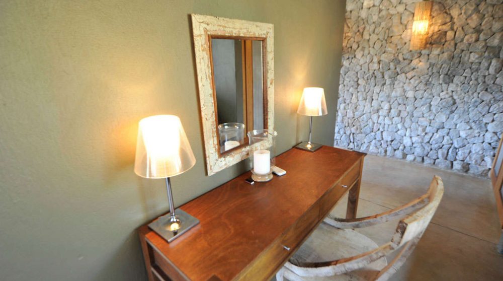 Un bureau dans une chambre