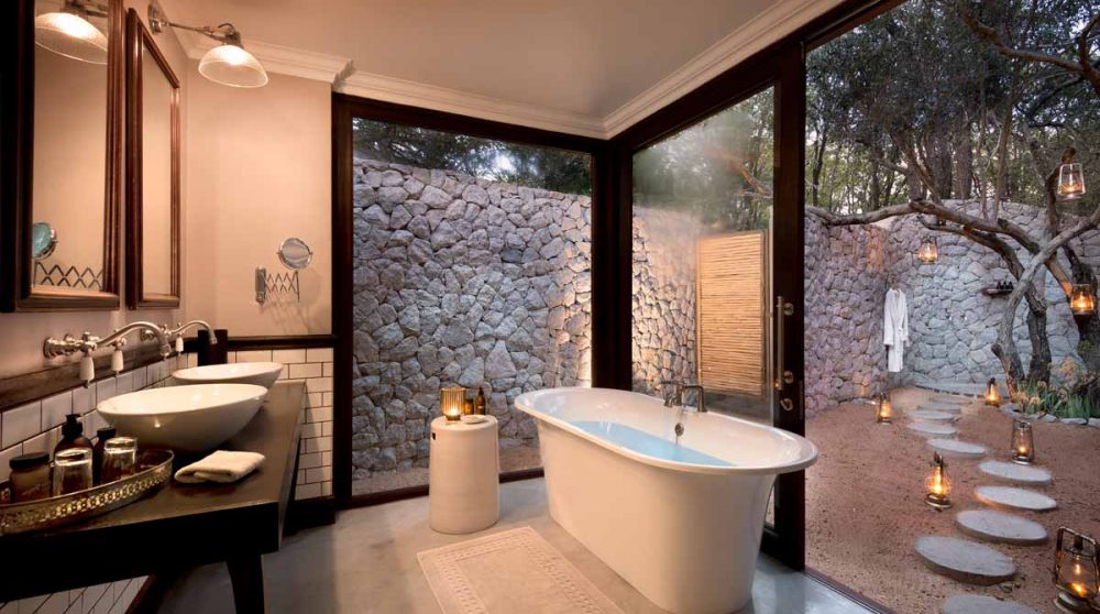 Une autre vue de la salle de bains avec sa baignoire