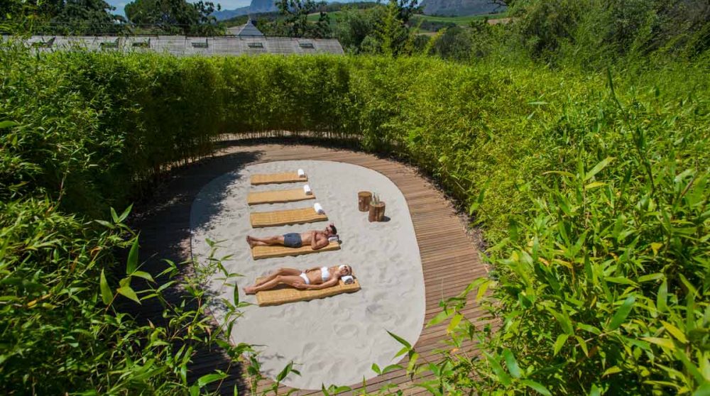 La plage extérieure du spa