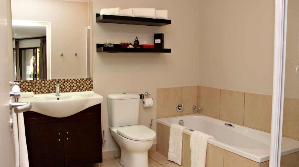 La salle de bains avec la baignoire