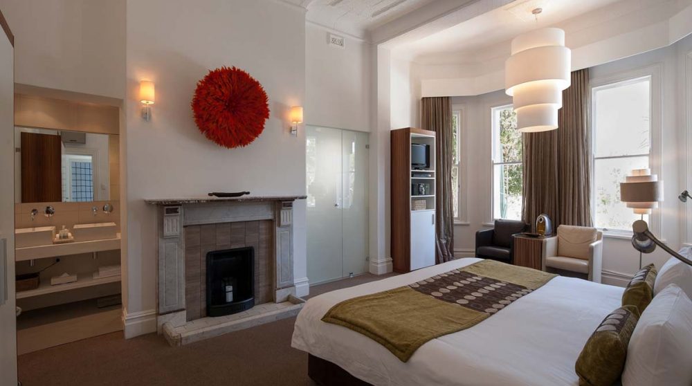 Une cheminée dans une chambre