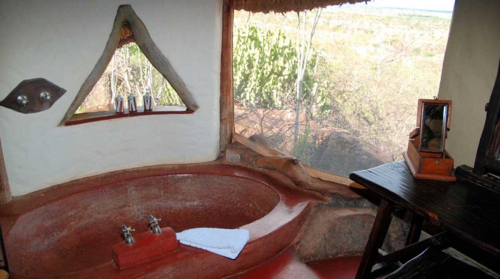 Baignoire dans une salle de bains