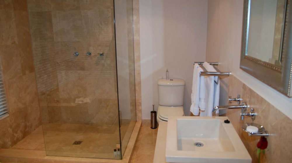 Salle de bains dans une chambre standard