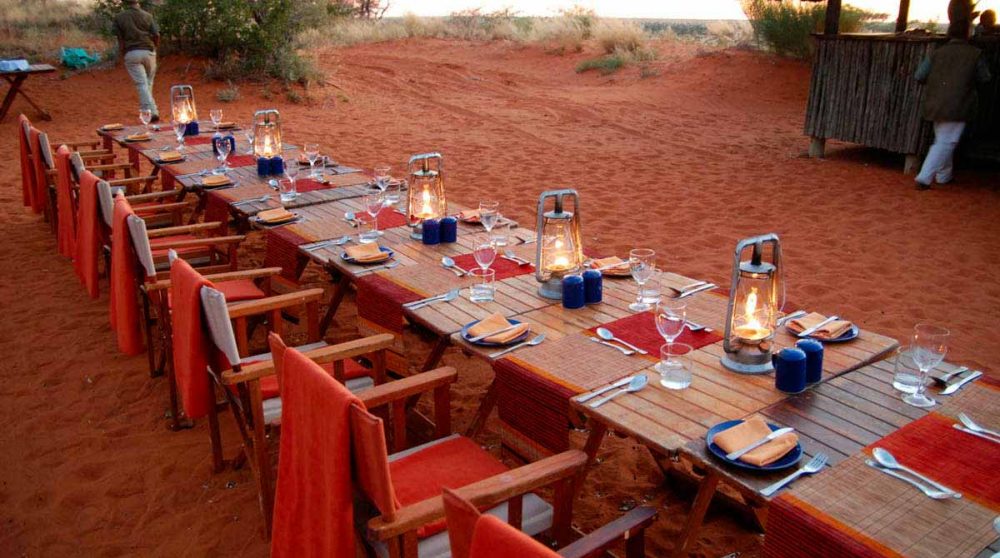 Dîner les pieds dans le sable dans le Kalahari
