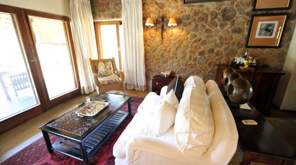 Un canapé dans une chambre