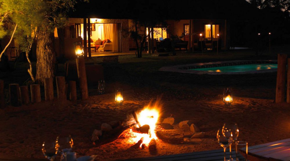 Une soirée près de la piscine