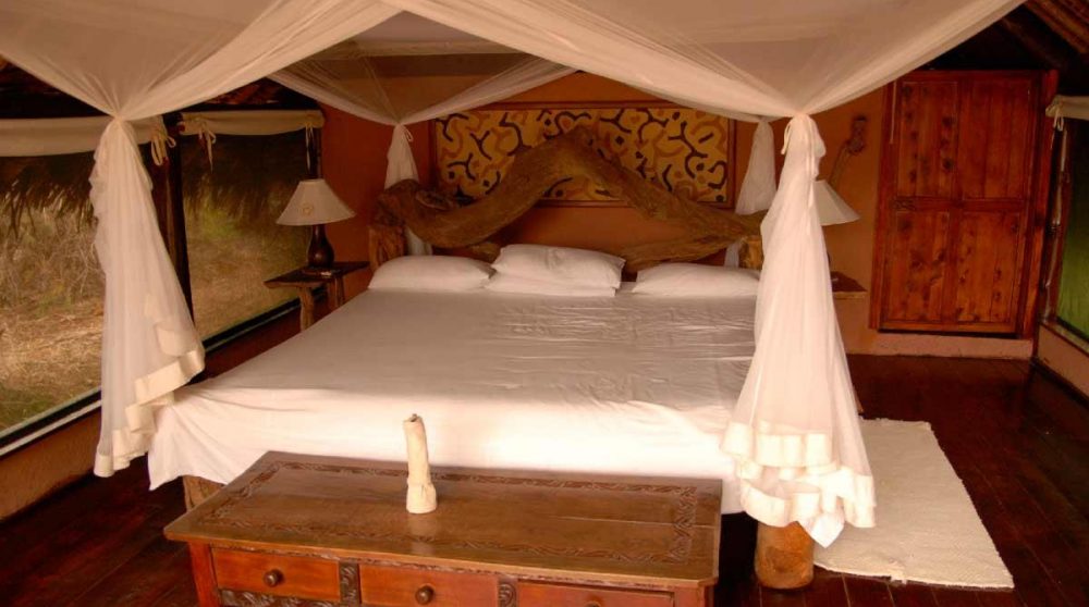 Lit double dans une chambre du camp