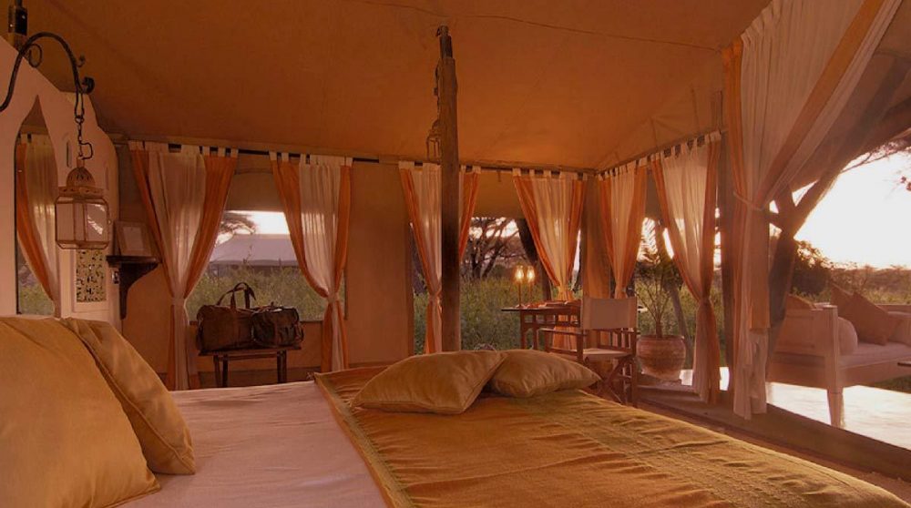 Un lit confortable dans une tente