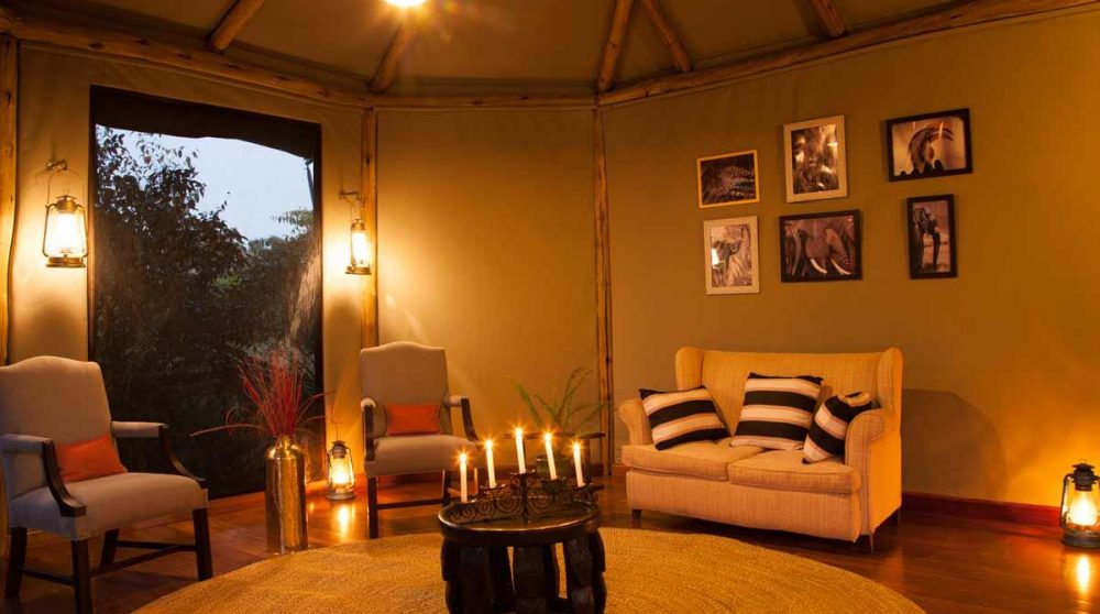 Le salon de la tente Honeymoon le soir