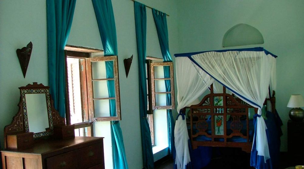 Chambre avec lit à baldaquin