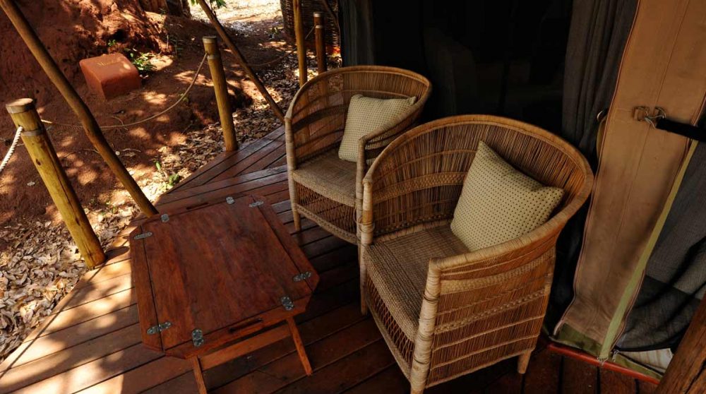 Fauteuils devant une tente