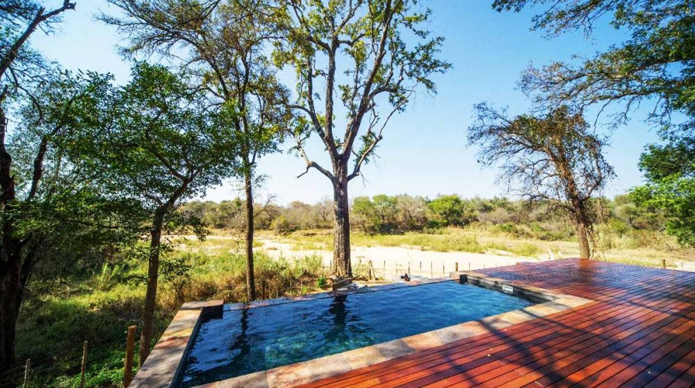 La piscine de la villa Dlulamithi