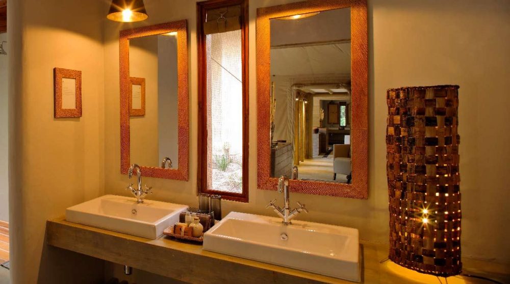 Lavabos dans la salle de bains du Kichwa Tembo