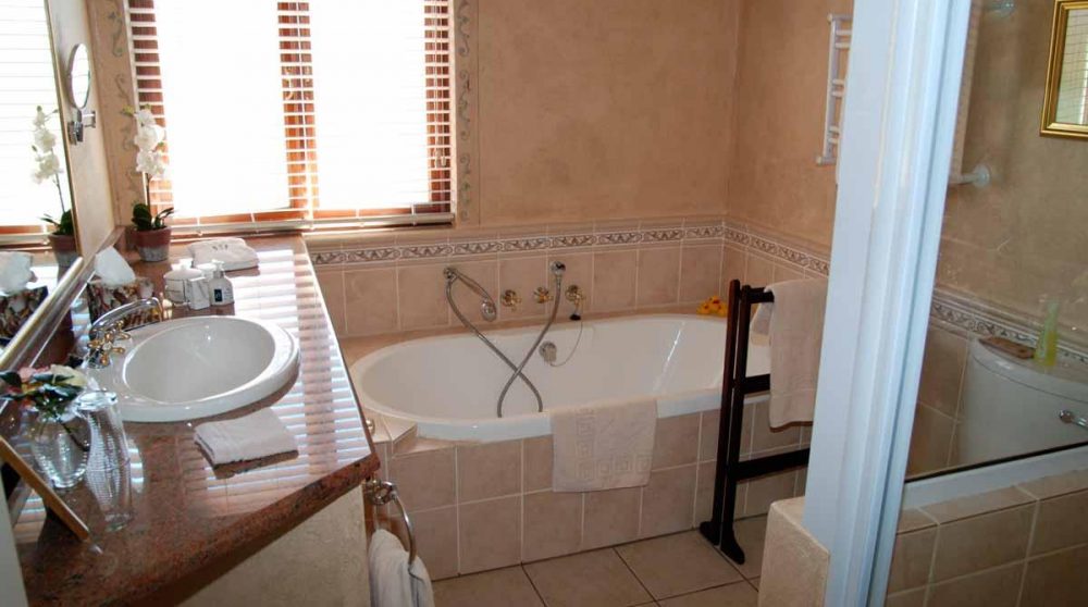 La salle de bains d'une chambre standard au Oliver's Lodge