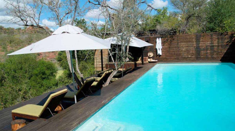 La piscine donnant sur la nature au Singita Sweni