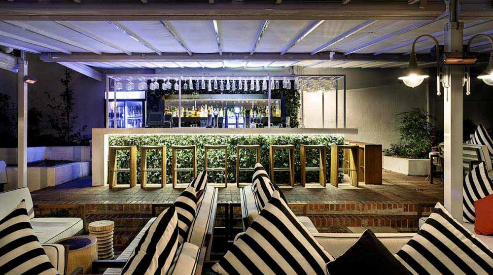 Le bar sur la terrasse du Alphen