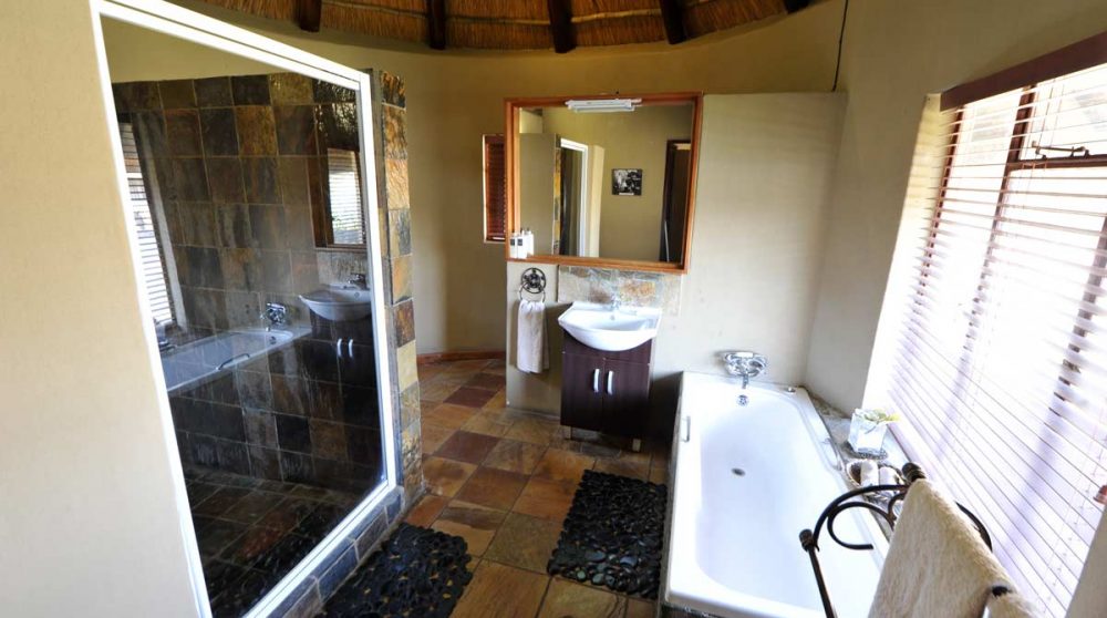 Une salle de bains de l'Arathusa Safari Lodge