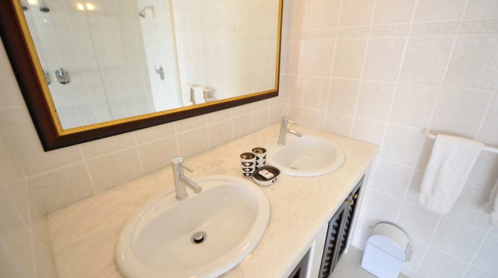 Lavabos dans une salle de bains à l'Atlantic Villa