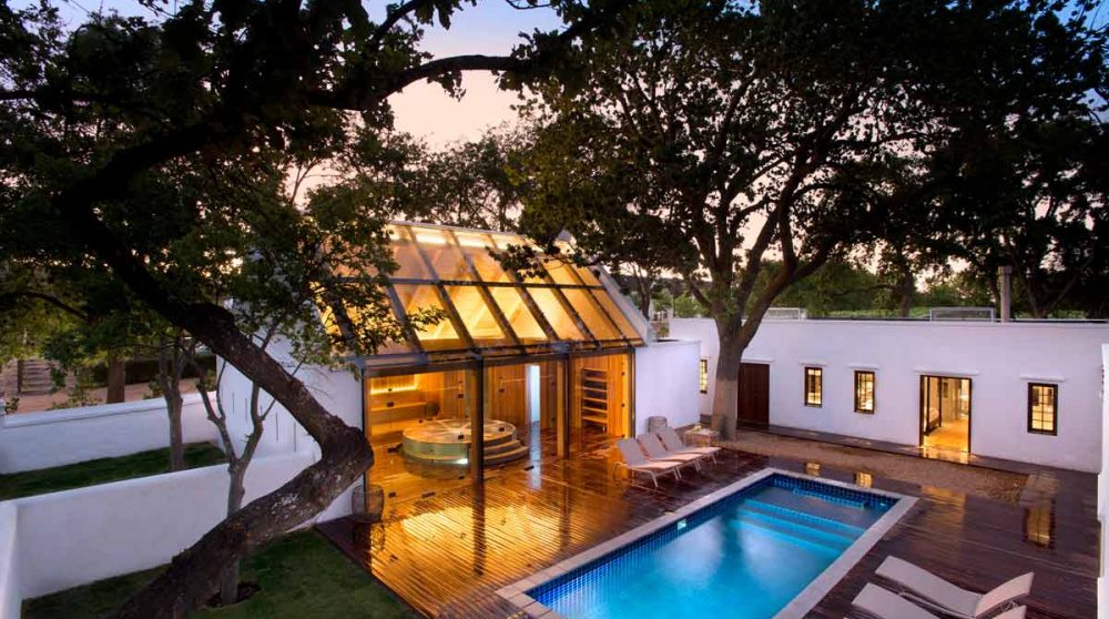 Le spa et sa piscine le soir à Babylonstoren