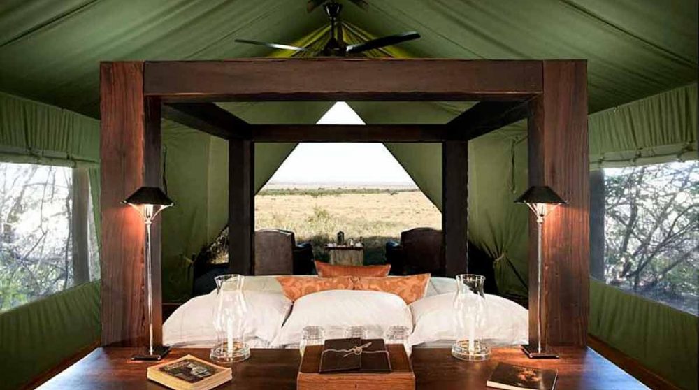 Intérieur d'une tente au Bateleur Camp