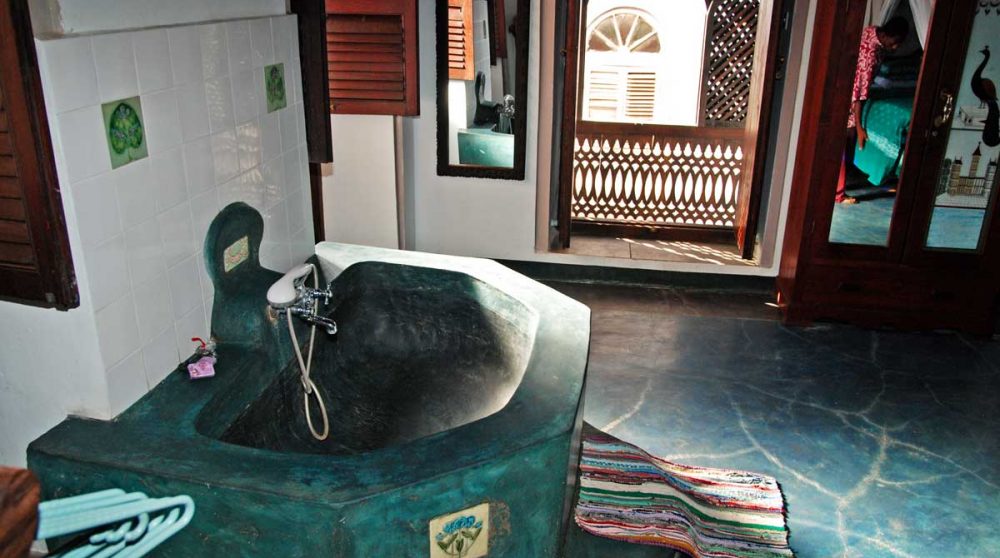 Une salle de bains au Emerson on Hurumzi