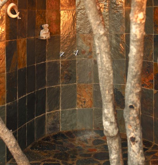 Douche extérieure à l'hôtel Etali Safari Lodge