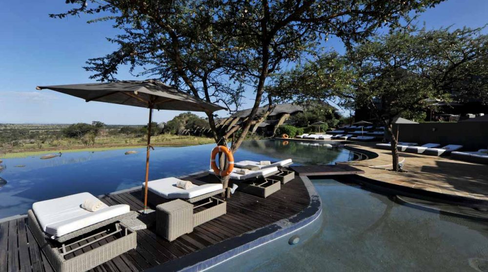 Autre vue de la piscine au Four Seasons Safari Lodge
