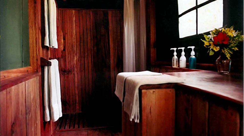 La salle de bains d'une chambre standard au Fundu Lagoon