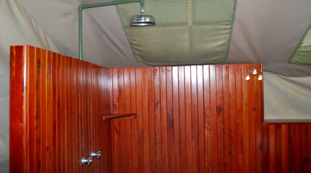 Douche dans une tente au Governors Il Moran