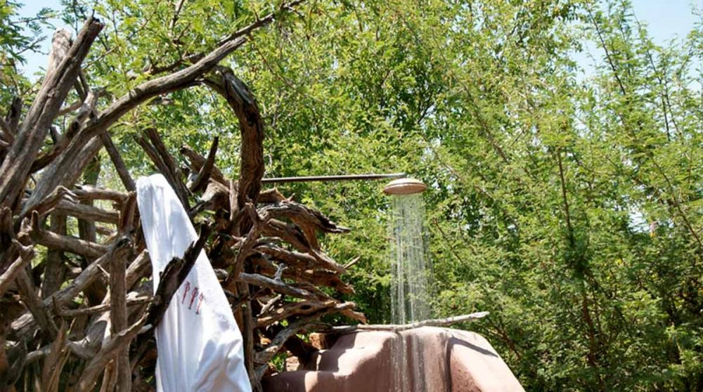 Douche extérieure à l'Impodimo Game Lodge