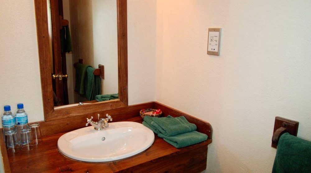 La salle de bains d'une chambre twin au Kia Lodge